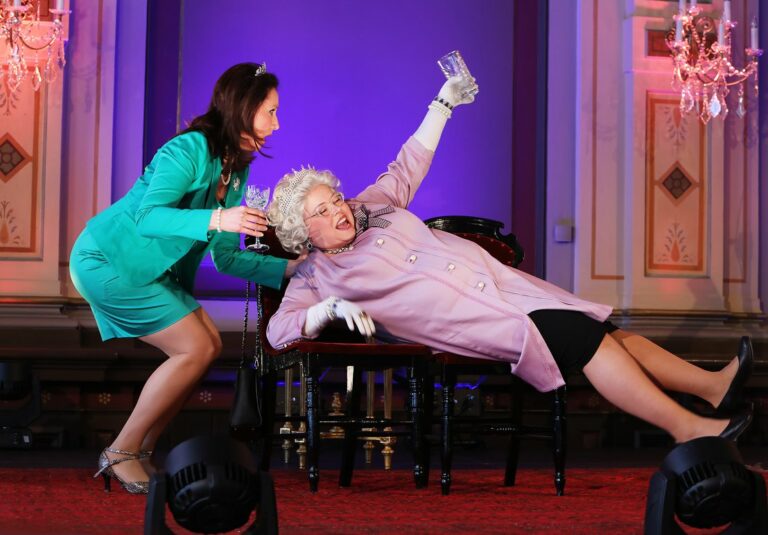 Tilannekuva esityksestä Silvia ja Minä. Kuningattaret koheltavat käsissään kristallilasit.