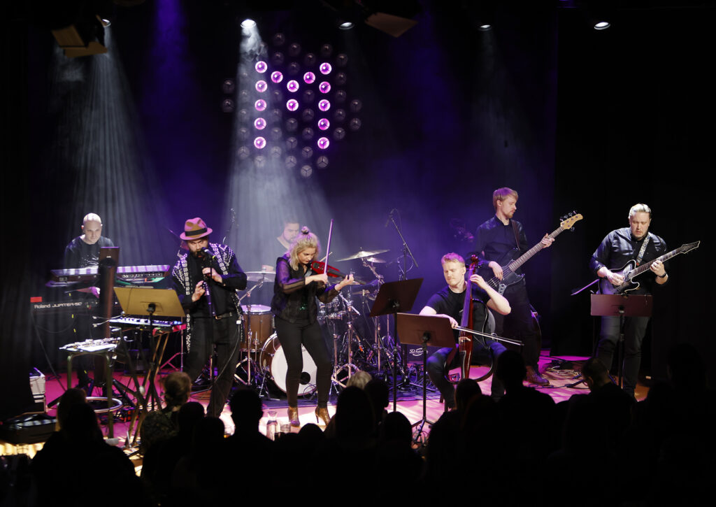 Game Music Collective esiintyy G Livelabin lavalla.