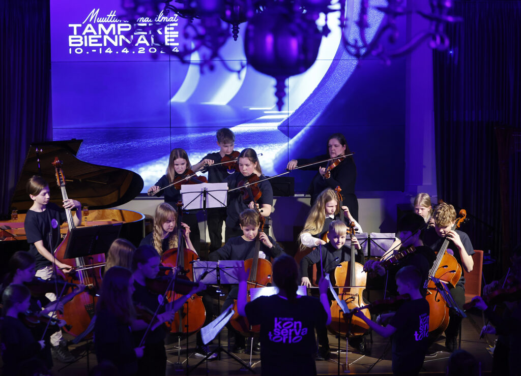 Lapset soittavat perhepäivän konsertissa.