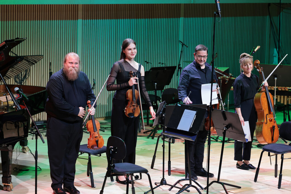 Uusinta Ensemble lavalla.