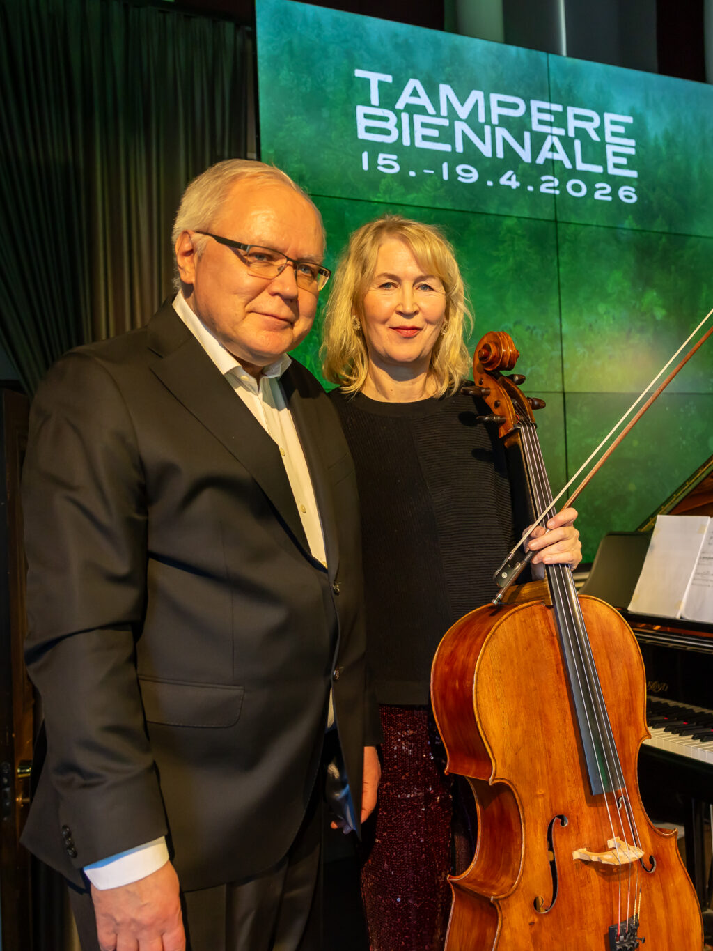 Eeva Rysä ja Ilmo Ranta poseeraavat lavalla konsertin jälkeen.