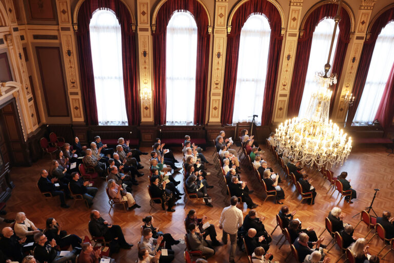 Yleisöä Tampereen Raatihuoneella pidettävässä konsertissa.