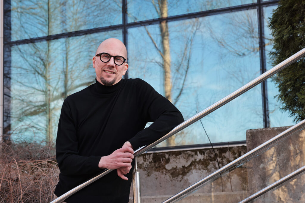 Antti Auvinen hymyilee.