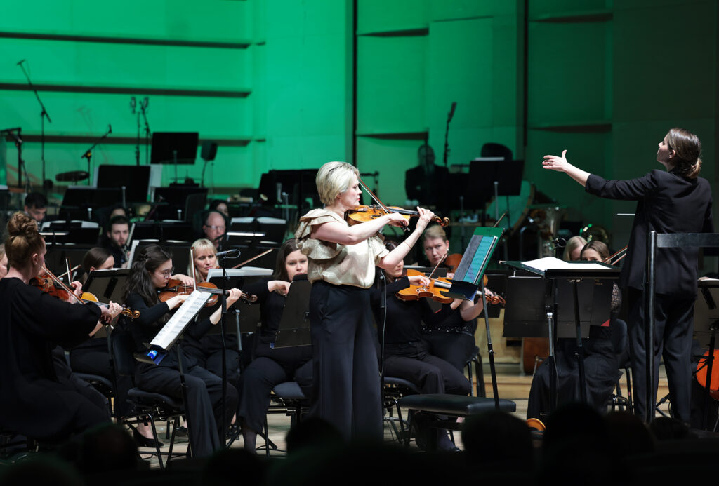 Maria Puusaari ja Tampere Filharmonia esiintyvät.