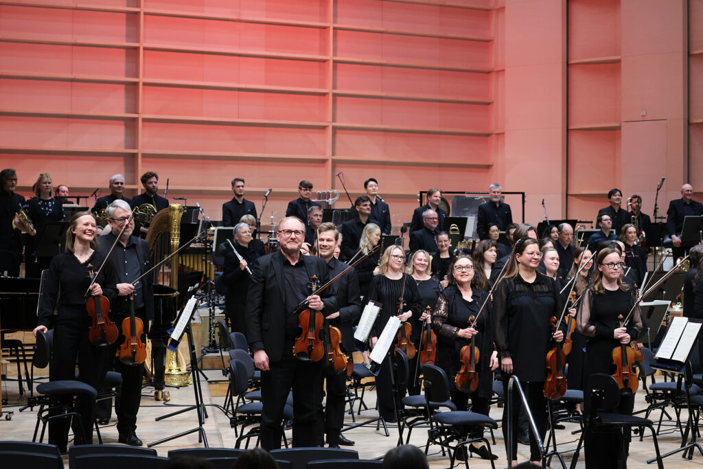Tampere Filharmonia esiintyy.