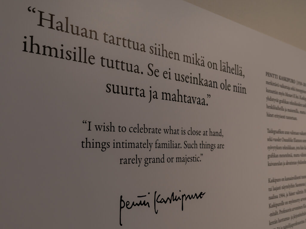 Pentti Kaskipuron näyttelyteksti, jossa lukee: "Haluan tarttua siihen mikä on lähellä, ihmisille tuttua. Se ei useinkaan ole niin suurta ja mahtavaa,"