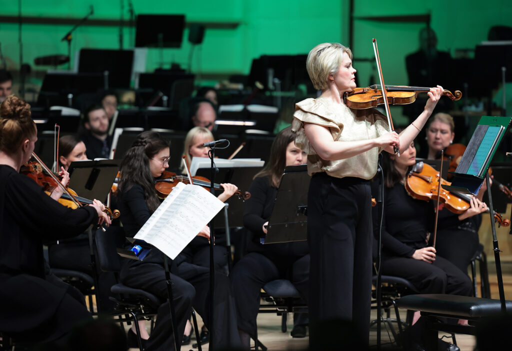 Maria Puusaari ja Tampere Filharmonia esiintyvät.