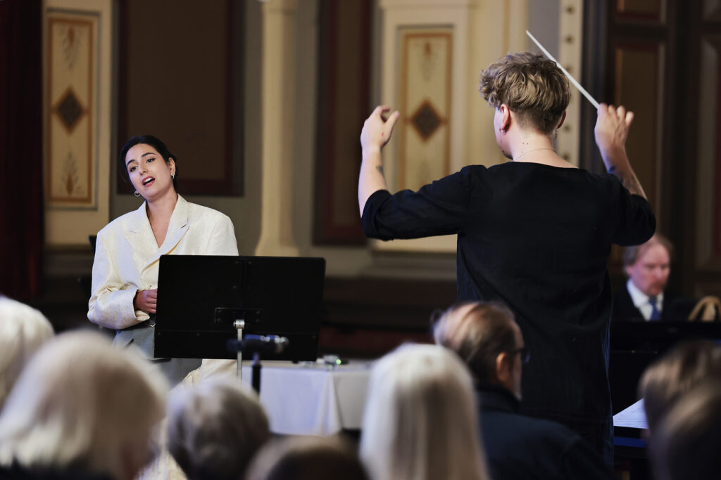 Roope Mäenpää johtaa, Iris Candelaria laulaa.