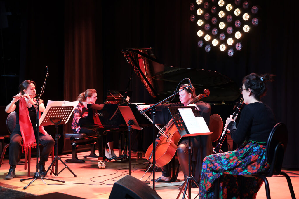 Earth Ears Ensemble esiintyy lavalla.