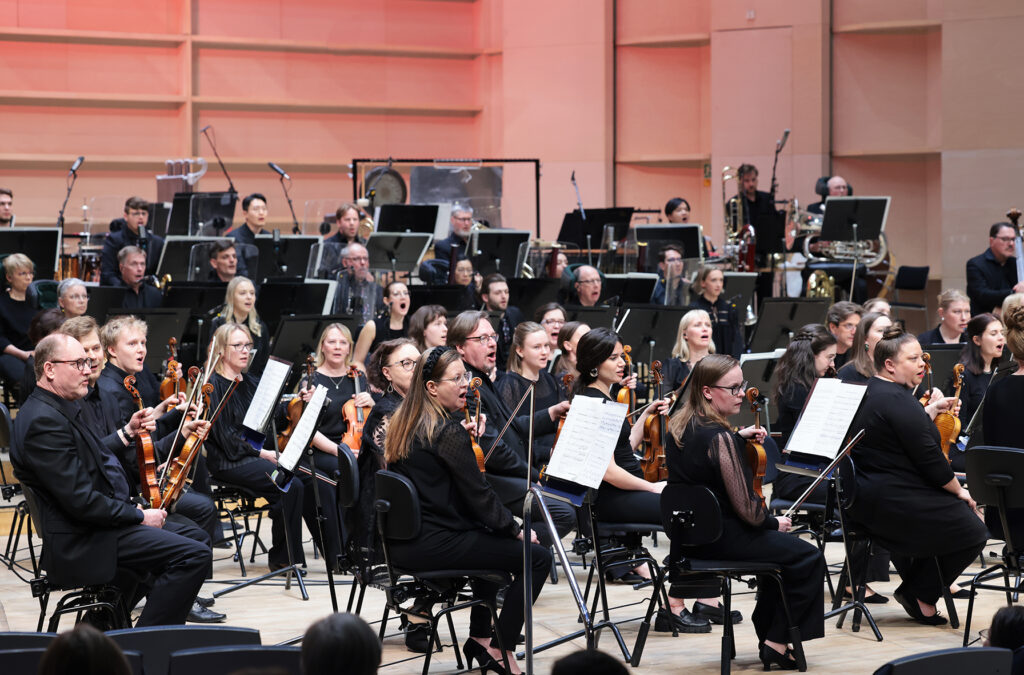 Tampere Filharmonia esiintyy.