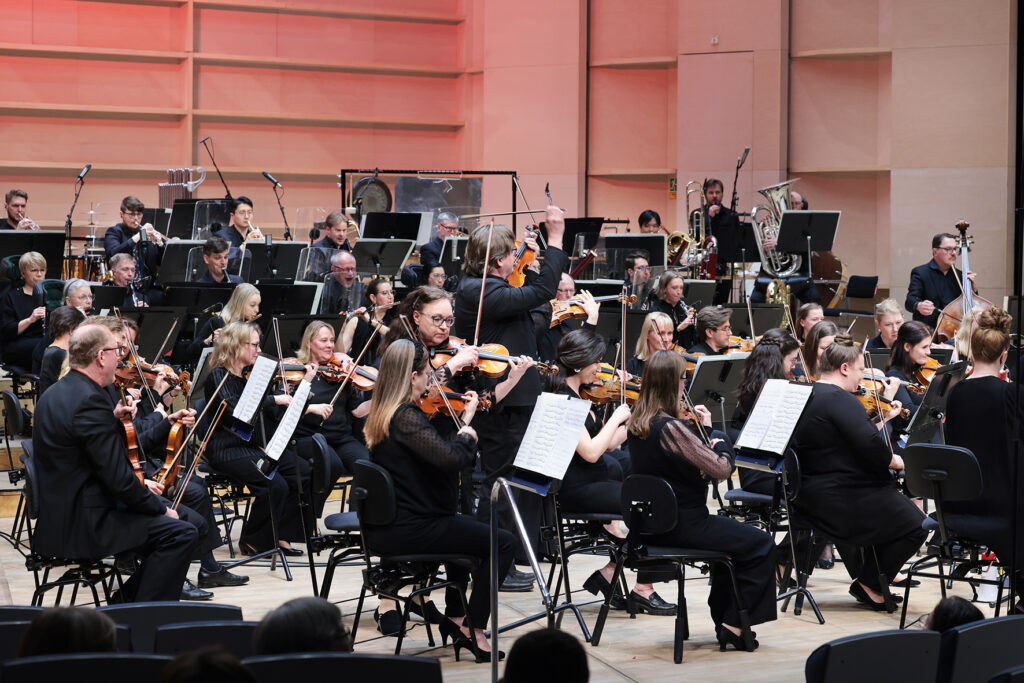 Tampere Filharmonia esiintyy.