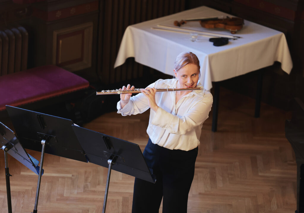 Marianne Järvinen soittaa huilua.