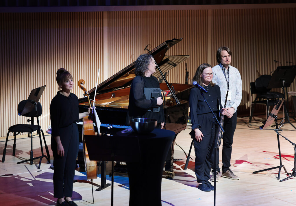 Uusinta Ensemble lavalla.